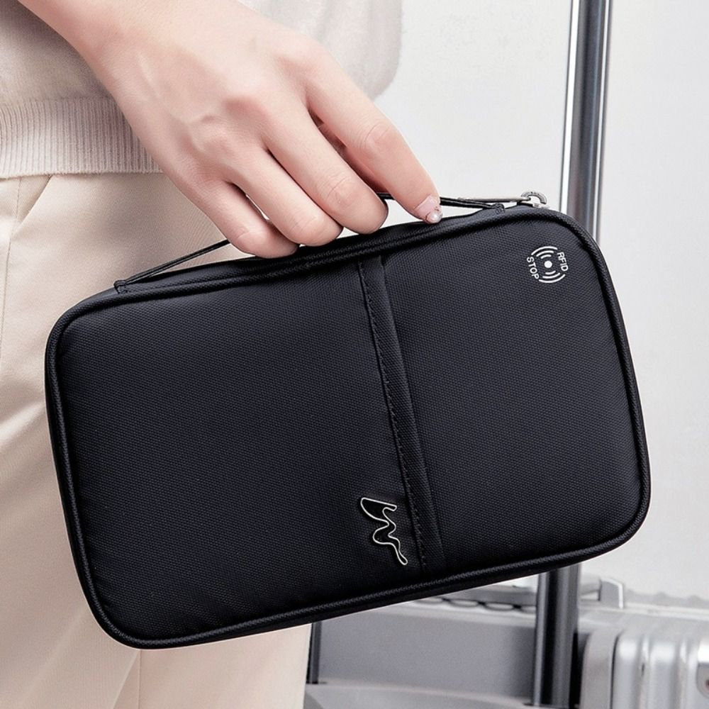 Przenośne poliestrowe etui na  – Passport Wallet Rfid recenzja i cena